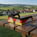 Gafas para eclipse solar diseño DE sobre una mesa rústica de madera, perfectas para la observación del 12 de agosto de 2026.