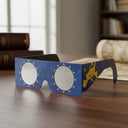 Elegante presentación de las gafas para eclipse solar diseño EU sobre una mesa de roble pulida, certificadas CE para una observación segura.