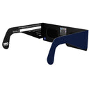 Vista en ángulo lateral trasero de las gafas para eclipse solar FR, con la pegatina QR de autenticidad visible y mostrando su certificación CE.