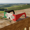 Sonnenfinsternis-Brille im IT-Design auf einer sonnenerwärmten Travertin-Balustrade in einem rustikalen italienischen Weinberg.