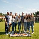 Un grupo de amigos con gafas para eclipse solar en una fiesta en un parque soleado, todos mirando al cielo con sonrisas de asombro.