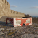 Elegantes gafas para eclipse solar sobre un saliente de piedra desgastada, perfectas para una observación segura.